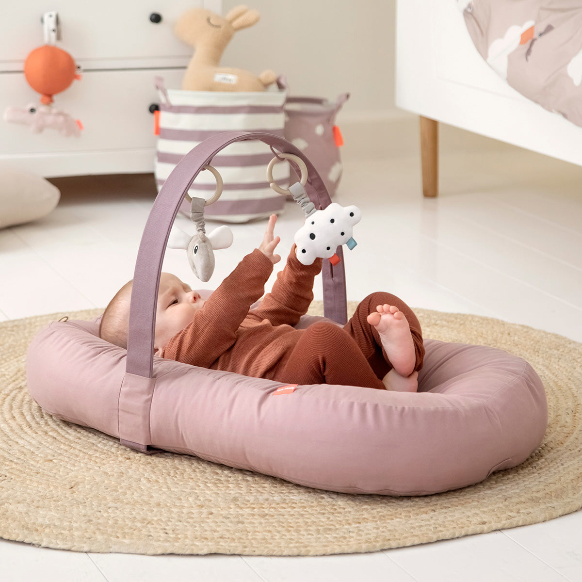 Cozy Lounger mit Aktivitätsbogen - Raffi - Sand