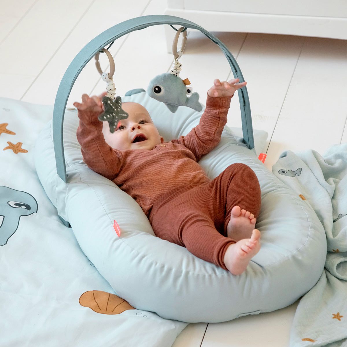 Cozy Lounger mit Aktivitätsbogen - Raffi - Sand
