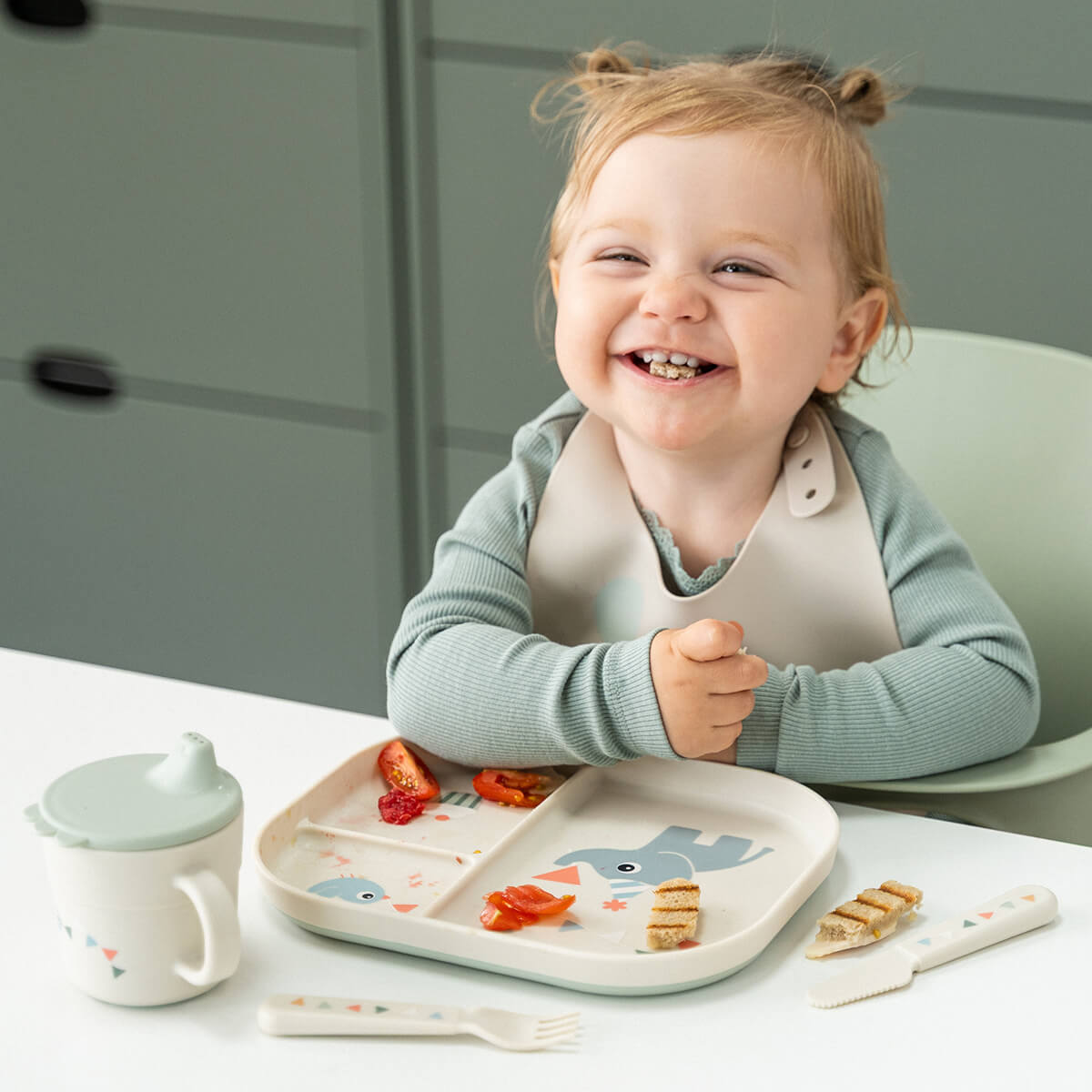 how mealtime boosts fine motor skills development