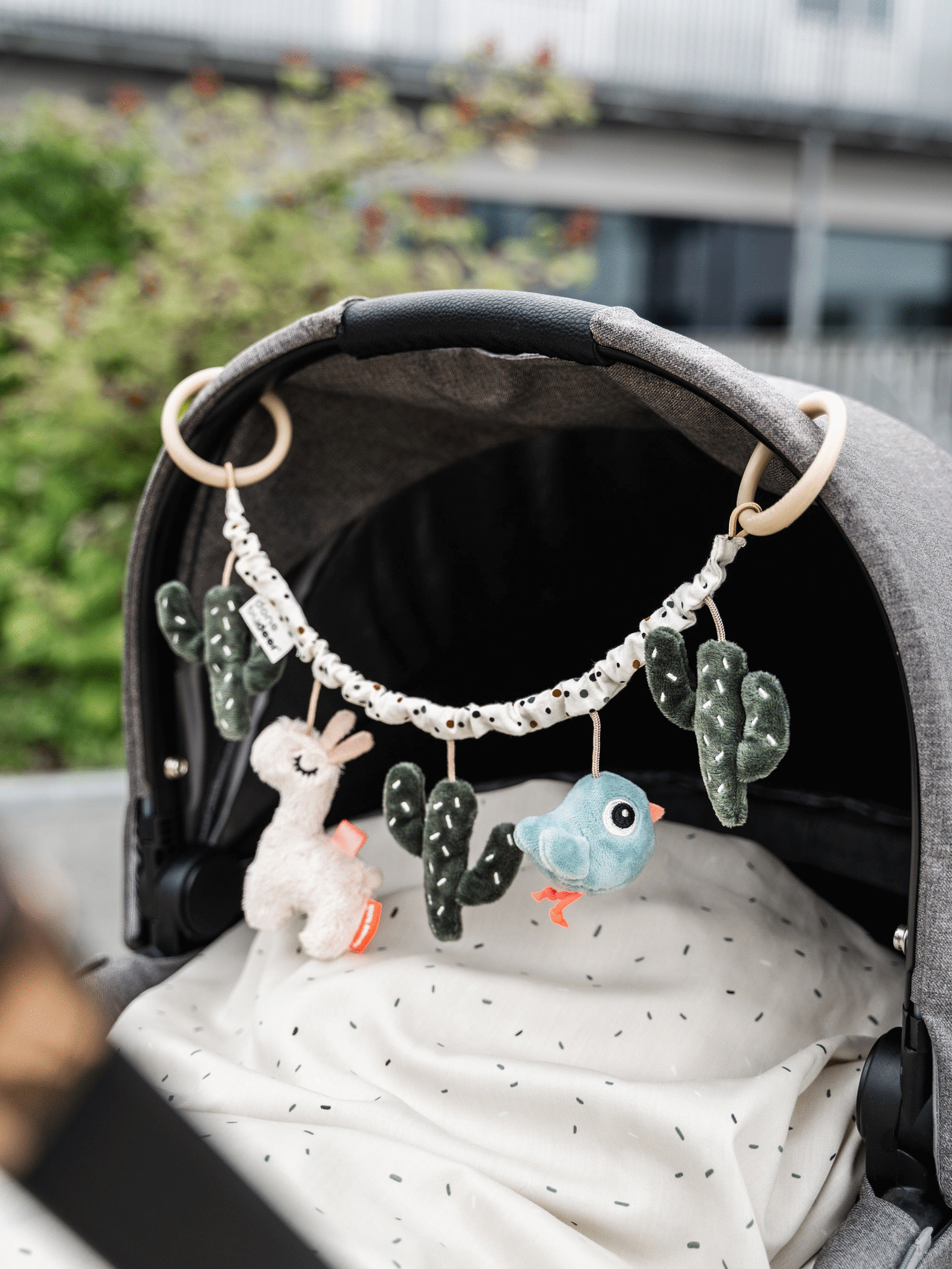 pram chains & toys