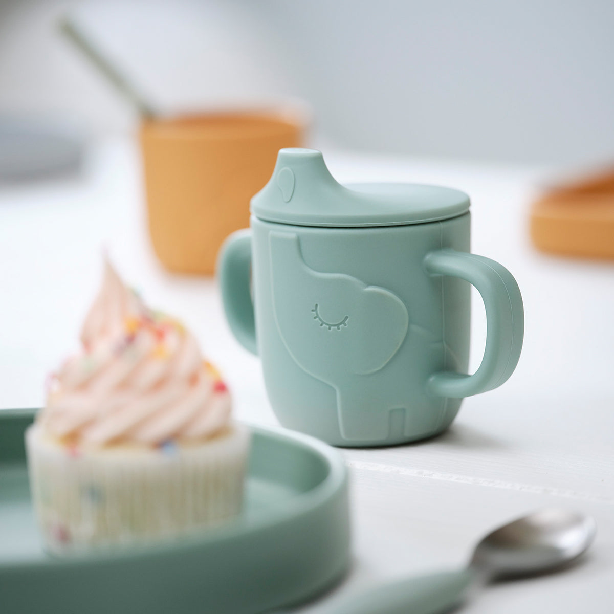 Peekaboo spout cup - Elphee - Blue - Lifestyle